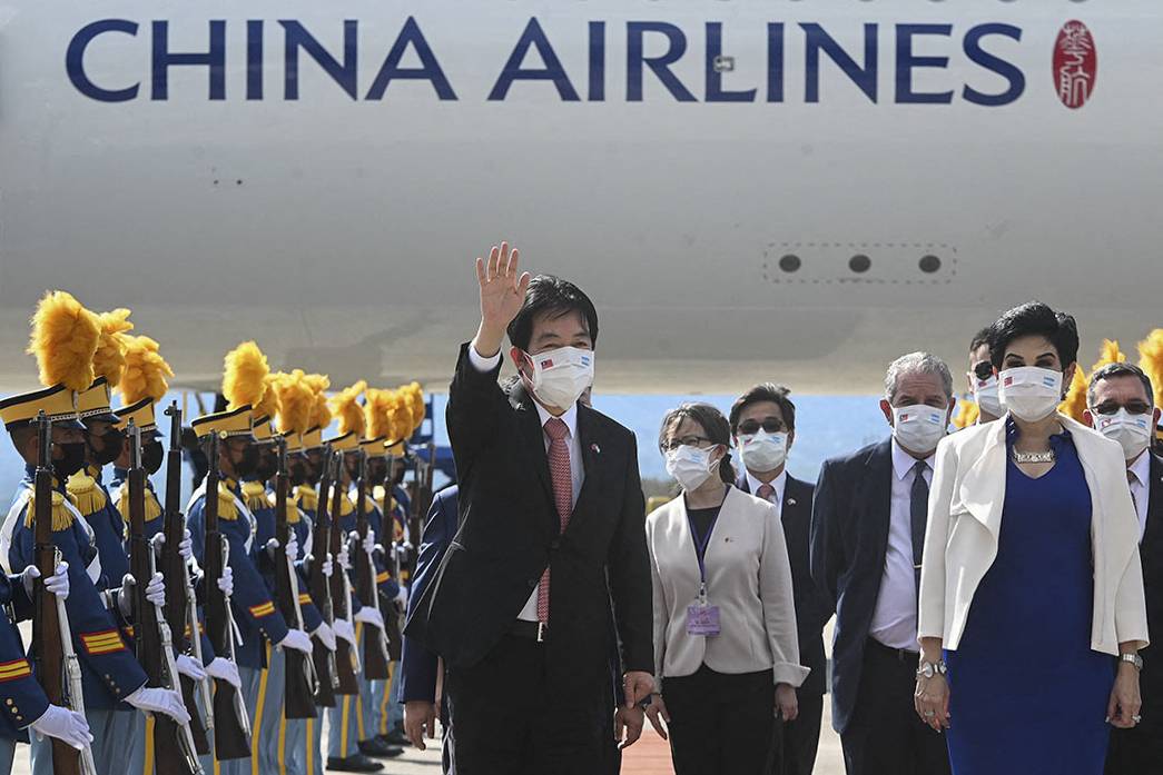 Taiwan Vice President William Lai waves upon his arrival at the Jose Enrique Soto Cano Air Base in Comayagua, Honduras, on Wednesday. | AFP-JIJI