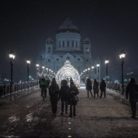 People walk along the bridge near the Cathedral of Christ the Saviour in Moscow, Jan. 28. With vitriolic accusations that echoed the Cold War era, the United States and Russia sparred in a bitter debate over the Ukraine crisis in a Security Council meeting watched by the world on Monday. | SERGEY PONOMAREV / THE NEW YORK TIMES