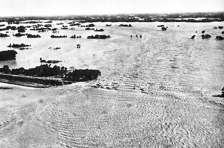Kurihashi, Saitama Prefecture, in the aftermath of Typhoon Kathleen in 1947 | Wikimedia Commons / Public domain 
