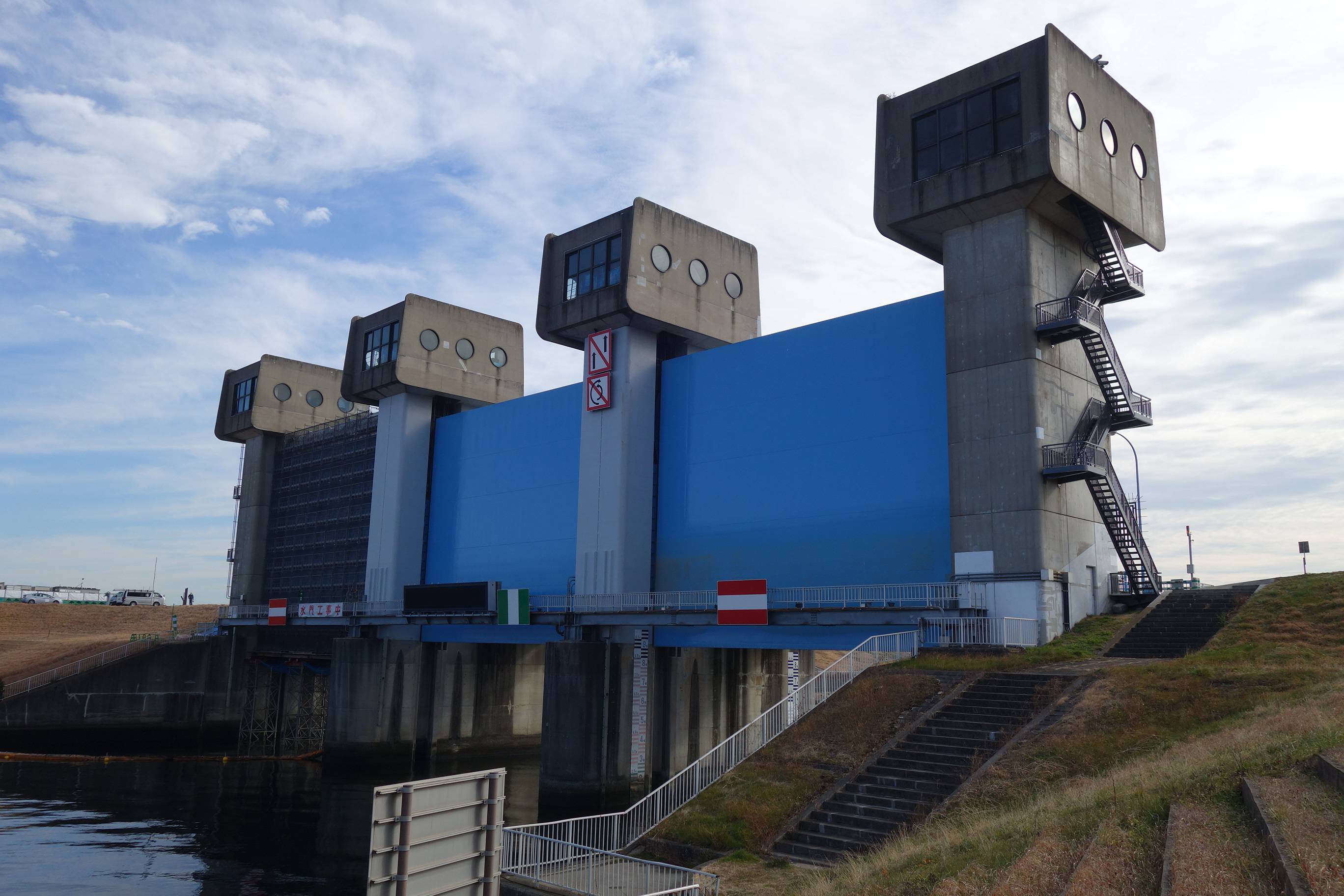The Iwabuchi Watergate has been operating since 1982, controlling the amount of water flowing into the Sumida River from the Arakawa. | Alex K.T. Martin 