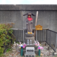 A stone jizō statue stands near the Iwabuchi Watergate to commemorate those who perished during past floods. | ALEX K.T. MARTIN