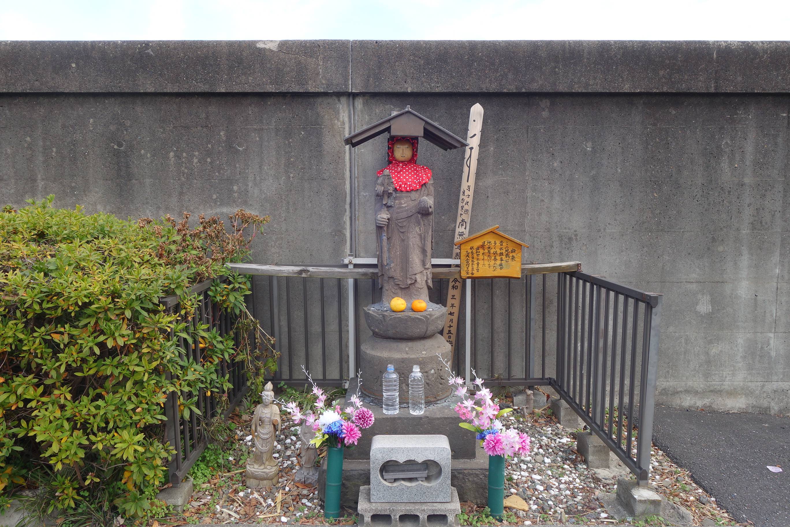 A stone jizō statue stands near the Iwabuchi Watergate to commemorate those who perished during past floods. | Alex K.T. Martin