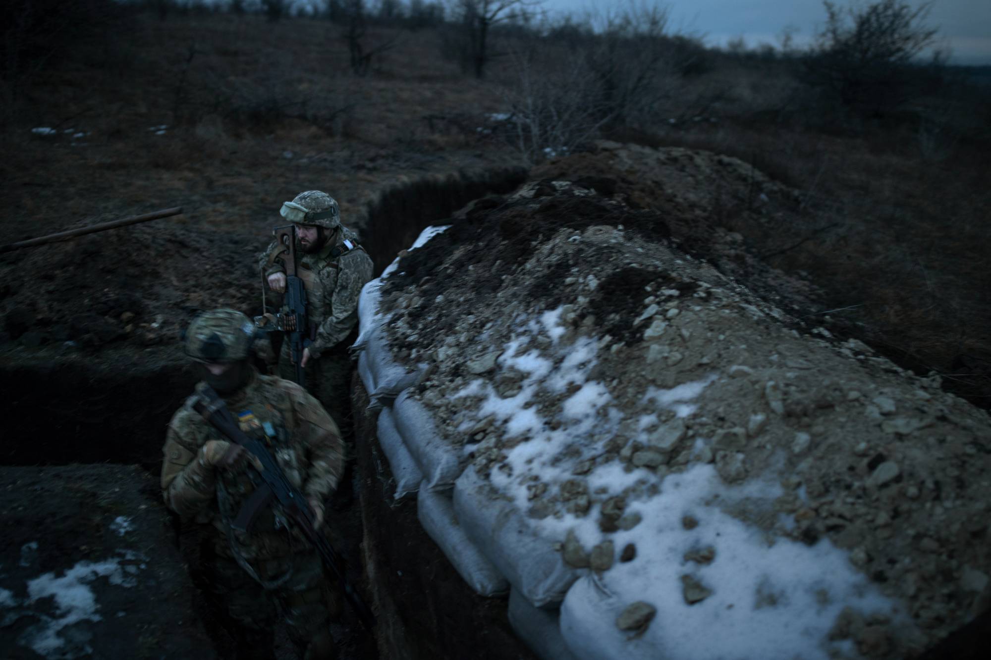 Ukrainian soldiers on the front lines near Trokhizbenka in eastern Ukraine on Wednesday | Tyler Hicks / The New York Times