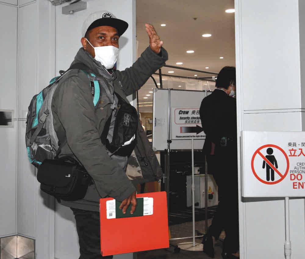 Barnabas Nunu departs from Chubu Airport in Aichi Prefecture on Jan. 26. | Chunichi Shimbun 