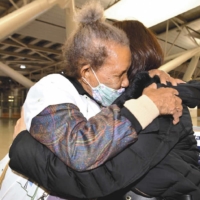 Isabel Toosia bids farewell to one of her supporters at Kansai International Airport on Jan. 26. | CHUNICHI SHIMBUN
