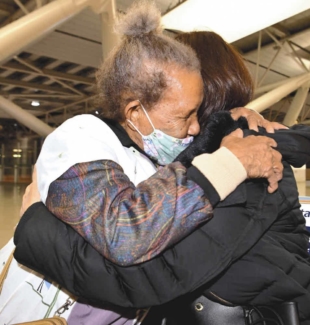 Isabel Toosia bids farewell to one of her supporters at Kansai International Airport on Jan. 26. | CHUNICHI SHIMBUN