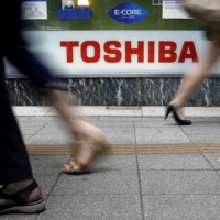 Toshiba\'s management has opted for a two-way split to \"suit themselves,\" a top shareholder said Friday, slamming what it described as a lack of trust and management accountability at the conglomerate. | REUTERS