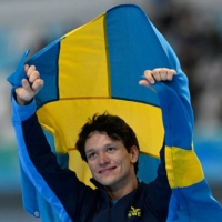 Swedish gold medalist Nils Van Der Poel celebrates after winning the men\'s speed skating 5,000 meter event during the Beijing 2022 Winter Olympic Games on Sunday.  | AFP-JIJI