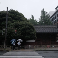 A road in front of the University of Tokyo in the capital\'s Bunkyo Ward in July 2021. \"Global competition is fierce,” says Yujin Yaguchi, director of the university’s International Education Support Office. \"To be not able to recruit students for this long a time is bad.\" | BLOOMBERG