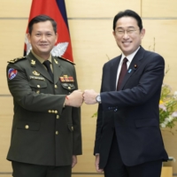 Prime Minister Fumio Kishida meets Hun Manet, commander of Cambodia\'s army and the heir apparent of Cambodian Prime Minister Hun Sen, at the Prime Minister\'s Office on Wednesday. | KYODO