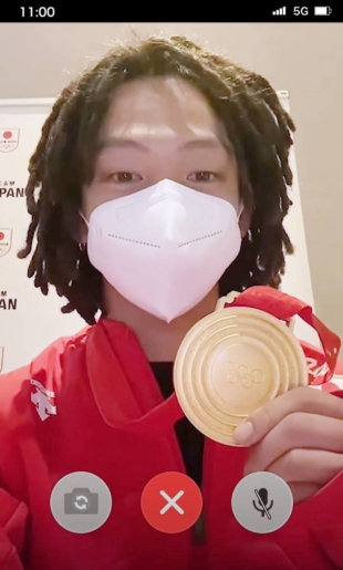 Gold medalist Ayumu Hirano appears in a simulated video call on the Japanese Olympic Commitee's YouTube page.  | KYODO