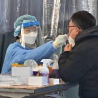 South Korea has shifted its COVID-19 strategy as the fast-spreading omicron variant threatens to overwhelm the public health system. | AFP-JIJI