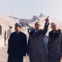 Then U.S. President Richard Nixon and Secretary of State William Rogers (right) visit the Great Wall of China during his official visit in February of 1972. | AFP-JIJI