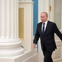 Russian President Vladimir Putin chairs a meeting of big businesses at the Kremlin on Thursday.  | SPUTNIK / VIA AFP-JIJI