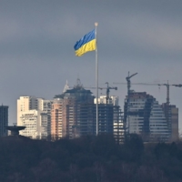 Ukraine\'s biggest national flag flies in Kyiv on Saturday.  | AFP-JIJI