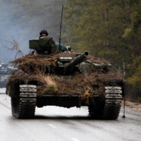 Ukrainian tanks move on a road before an attack in the country\'s Luhansk region on Saturday. | AFP-JIJI