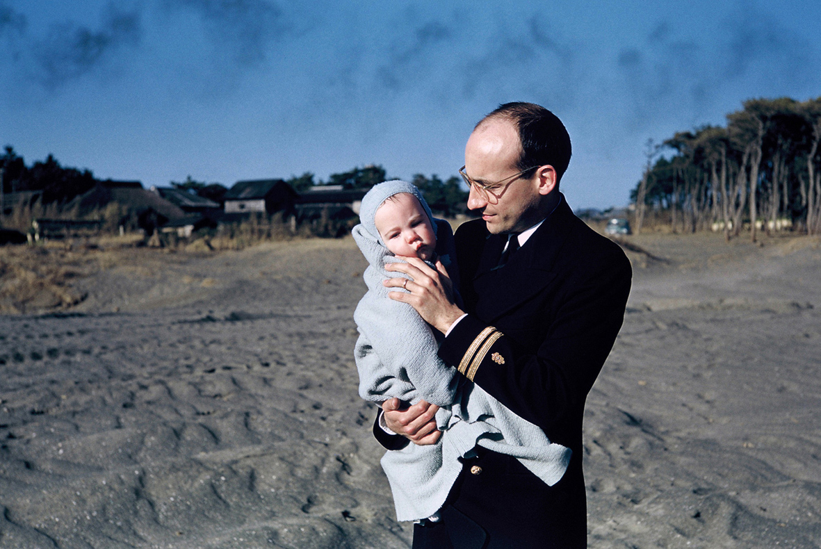 Tokyo-based documentary filmmaker John Junkerman says his connection to Japan has its roots in the color slide photos his father took of their family’s stay in early postwar Hayama. | © THE ESTATE OF CHARLES JUNKERMAN & YOBISHA 2021