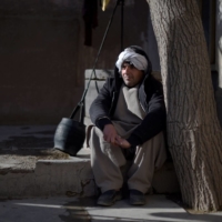 Many Afghans do not have enough to make ends meet, and those who still do are struggling under the depreciation of the local currency. | AFP-JIJI