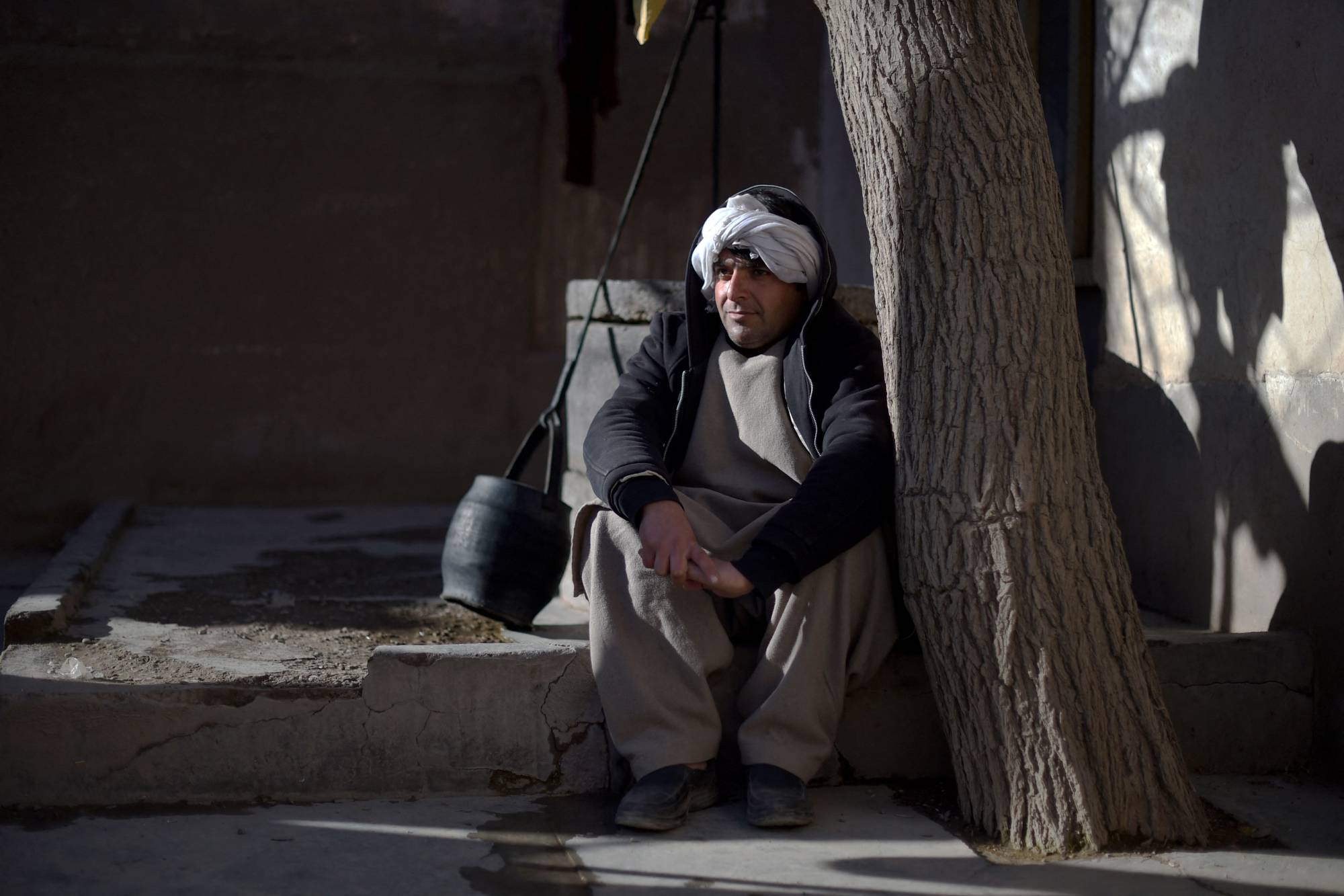 Many Afghans do not have enough to make ends meet, and those who still do are struggling under the depreciation of the local currency. | AFP-JIJI