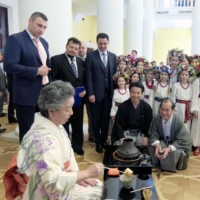 A delegation from Kyoto, which has a sister-city arrangement with Kyiv, conducts a tea ceremony in the Ukrainian capital in June 2017. | KYOTO CITY / VIA KYODO
