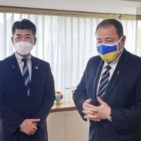 
Kenta Izumi, head of the main opposition Constitutional Democratic Party of Japan (left), meets with Ukraine\'s ambassador to Japan, Sergiy Korsunsky on Tuesday. Korsunsky thanked the residents of Japan for $17 million in donations to support Ukraine. | KYODO
