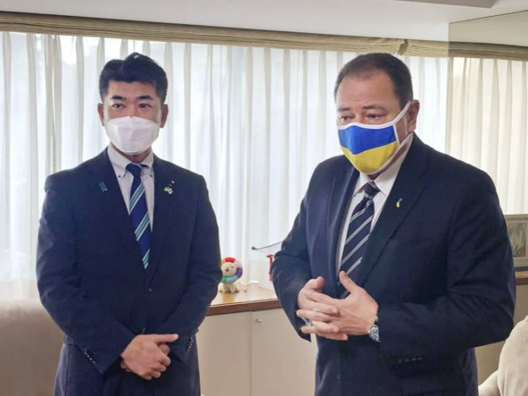 Kenta Izumi, head of the main opposition Constitutional Democratic Party of Japan (left), meets with Ukraine's ambassador to Japan, Sergiy Korsunsky on Tuesday. Korsunsky thanked the residents of Japan for $17 million in donations to support Ukraine. | KYODO