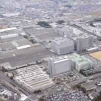Toyota Motor Corp.\'s plant in Toyota, Aichi Prefecture. Toyota restarted 14 assembly plants Wednesday following restoration of its production data system connected to that of a supplier. | KYODO