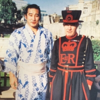 Kyokudozan with a Beefeater in London in 1991 | KATRINA WATTS
