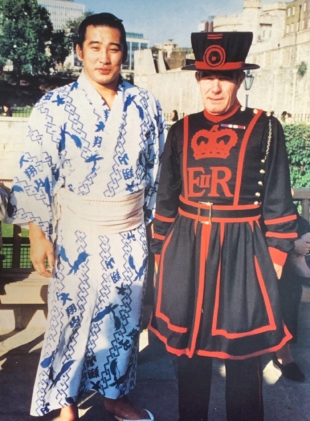 Kyokudozan with a Beefeater in London in 1991 | KATRINA WATTS