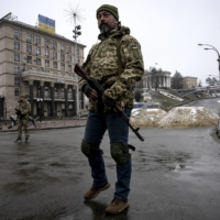 Ukrainian security forces guard Independence Square in central Kyiv on Wednesday. U.S. President Joe Biden has applauded the heroism and resilience of the Ukrainian people in their war to thwart Russian aggression.  | LYNSEY ADDARIO / THE NEW YORK TIMES