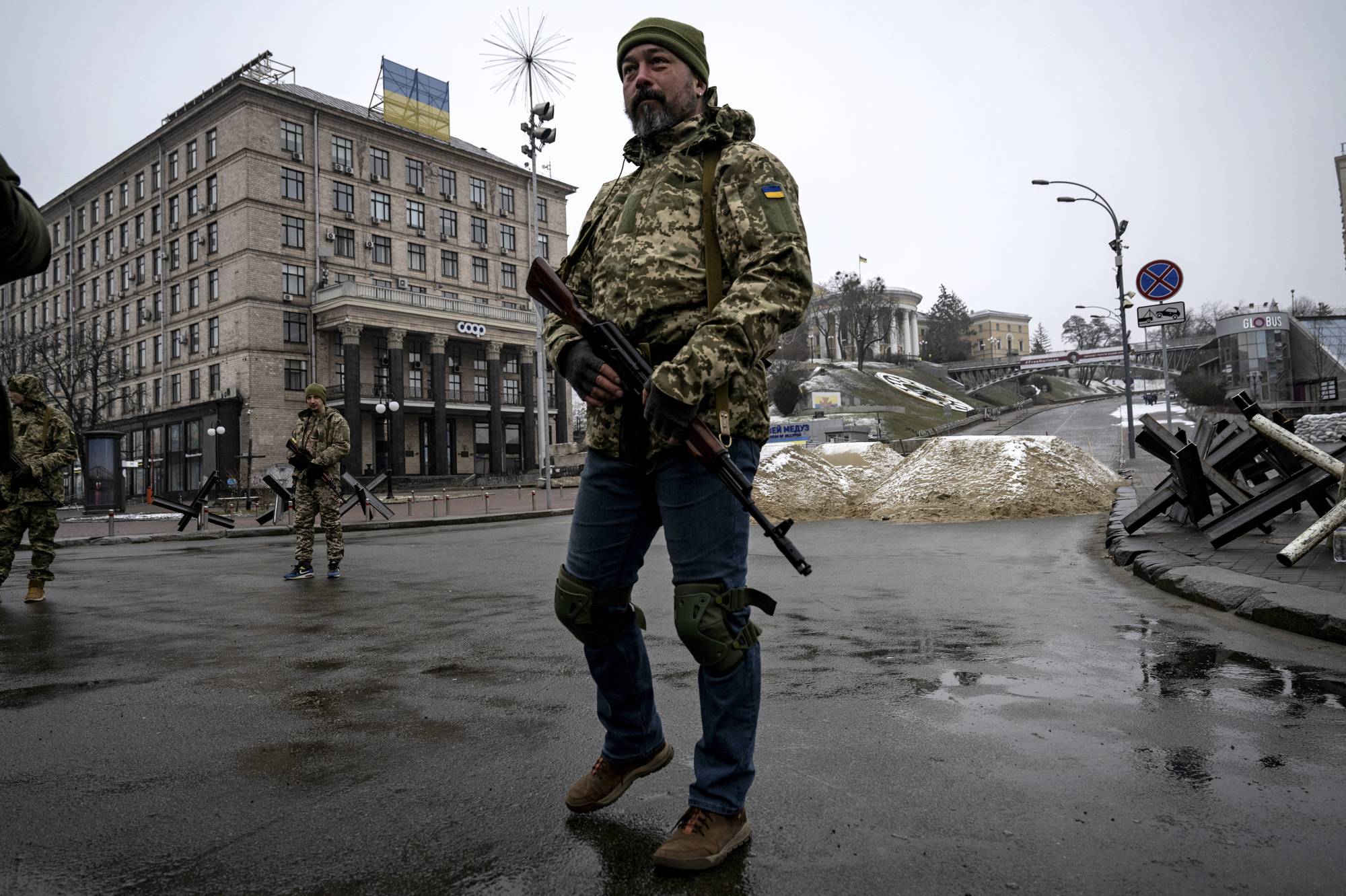 Ukrainian security forces guard Independence Square in central Kyiv on Wednesday. U.S. President Joe Biden has applauded the heroism and resilience of the Ukrainian people in their war to thwart Russian aggression.  | LYNSEY ADDARIO / THE NEW YORK TIMES