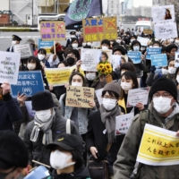 People rally in Tokyo\'s Minato Ward on Sunday, a year after the death of a Sri Lankan detainee, to demand improved treatment in Japan\'s detention centers. | KYODO