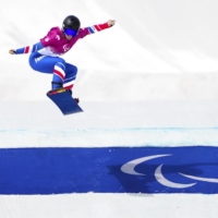 France\'s Cecile Hernandez competes in a qualification run at the Beijing Games on Sunday. | CHANG W. LEE / THE NEW YORK TIMES