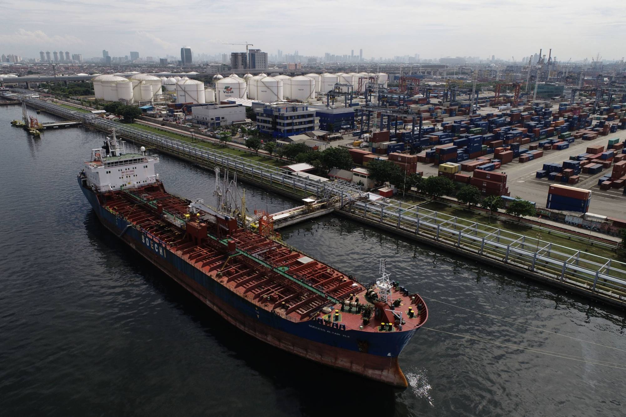 An oil tanker docked at Tanjung Priok Port in Jakarta in February. As a net importer of energy, Asia is vulnerable to the oil price spike triggered by Russia’s invasion of Ukraine. | BLOOMBERG 