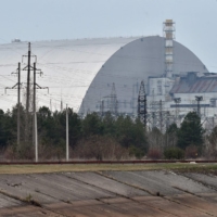 The protective dome built over the sarcophagus covering the destroyed fourth reactor of the Chernobyl Nuclear Power Plant in Chernobyl, Ukraine. | AFP-JIJI
