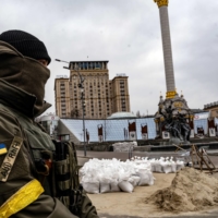 A Ukrainian soldier stands guard in Maidan Square in central Kyiv on Wednesday. Realists like John Mearsheimer predicted some kind of conflict over Ukraine. But realism’s predictions still did not describe the current reality on the conflict. | LYNSEY ADDARIO / THE NEW YORK TIMES