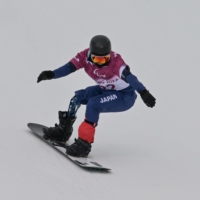Junta Kosuda competes in the qualification round of the men\'s snowboard cross sb-ll1 event at the Beijing Paralympics on Sunday. | AFP-JIJI