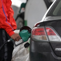 U.S. consumers may get gouged at the gas pump but will likely be able to maintain much of their expected spending on other goods and services due to savings accumulated out of COVID-19 pandemic spending programs. | REUTERS
