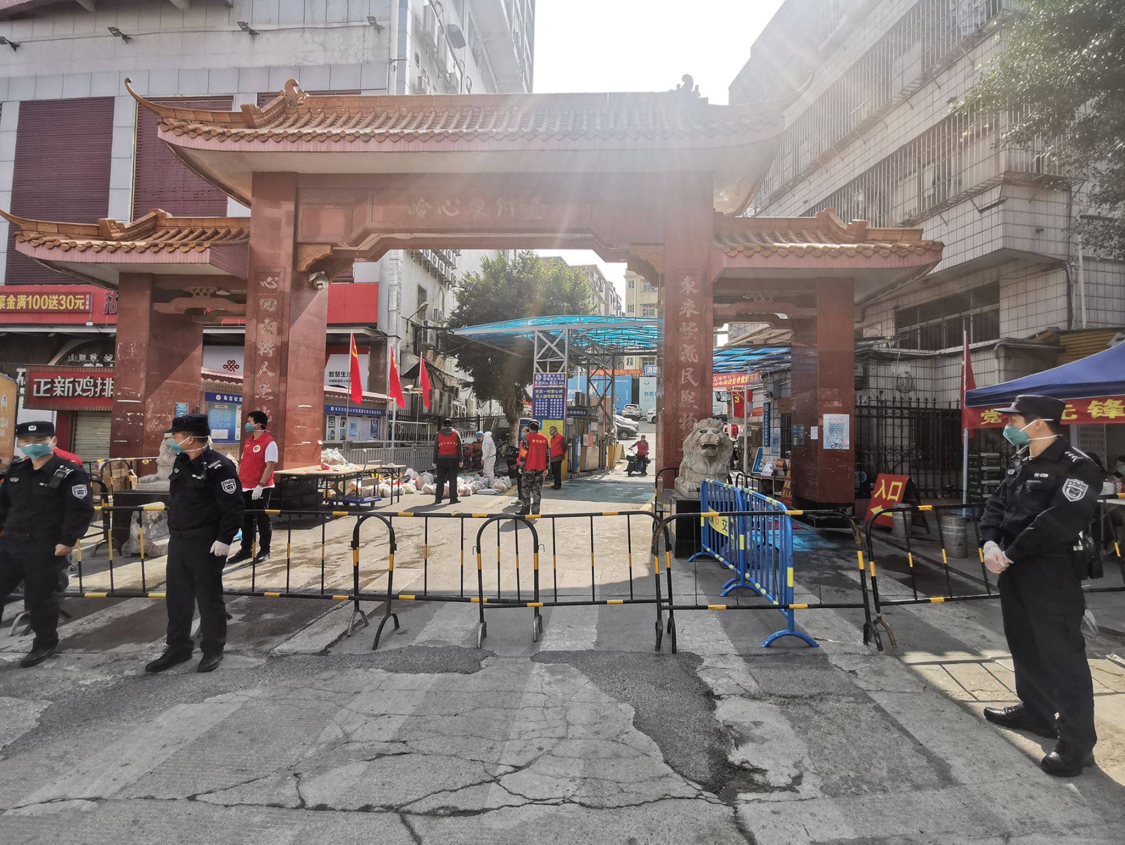 An area under temporary lockdown in Shenzhen. | Xinhua News Agency / Getty Images / VIA BLOOMBERG 