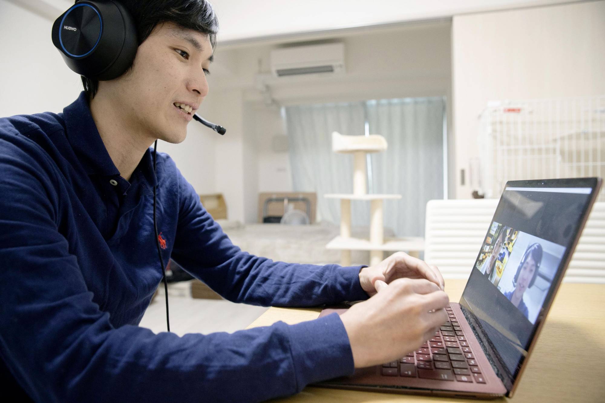 More companies are using online services to provide mental support for employees working remotely. | KYODO