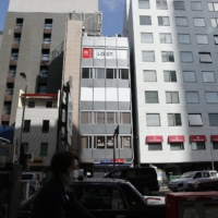 A building (center) in Osaka\'s Kita Ward where an arson attack took place in December | KYODO