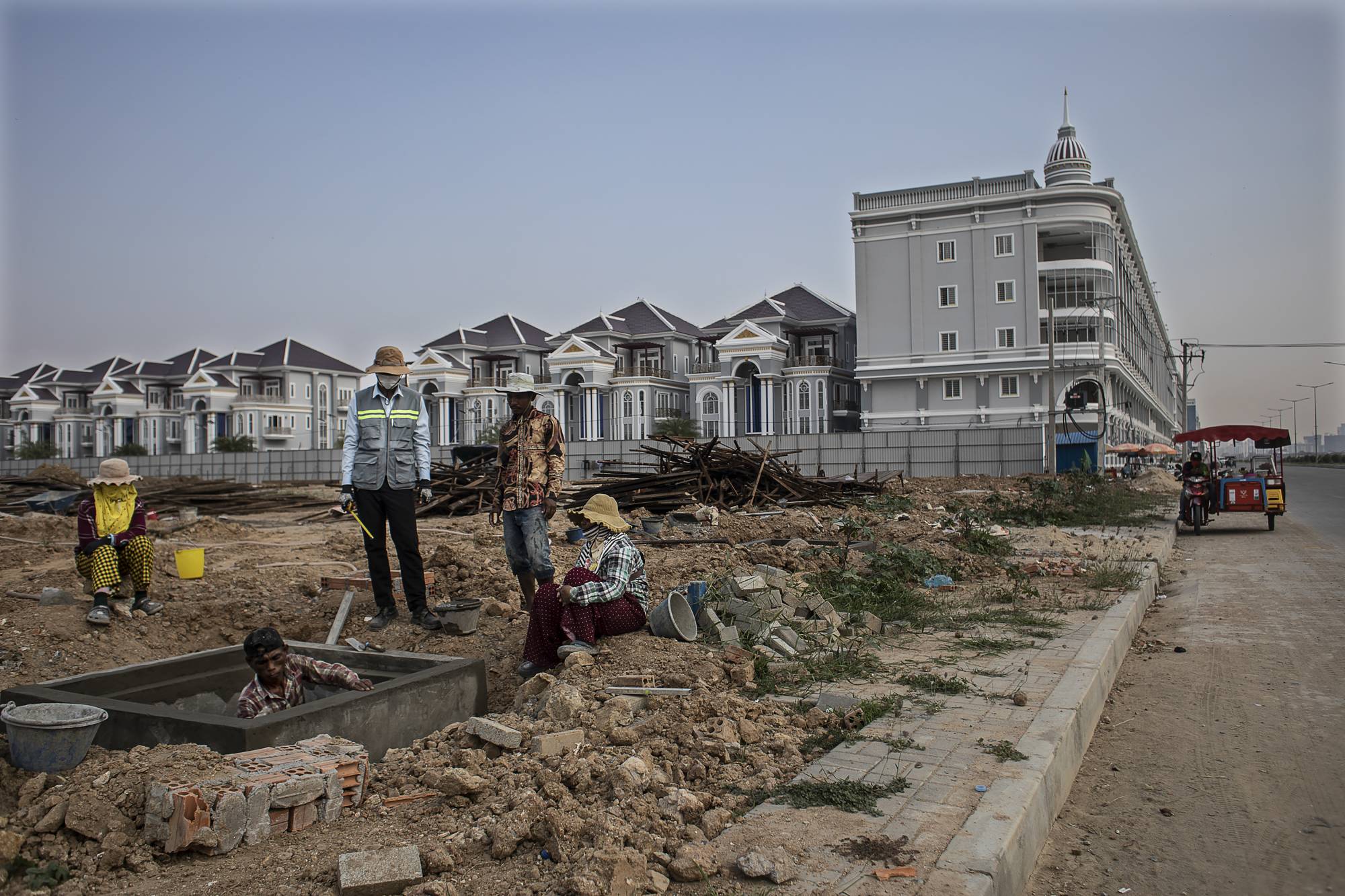 Luxury houses going up in Sen Sok, on the outskirts of Phnom Penh, on Jan. 25. The area has seen a construction boom in the past five years. | Nadia Shira Cohen/The New York Times)