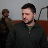 Ukrainian President Volodymyr Zelenskyy visits Kyiv residents, who are undergoing treatment after being injured during Russia\'s invasion of Ukraine, at a hospital in Kyiv on Thursday. |  VARIOUS SOURCES / VIA AFP-JIJI
