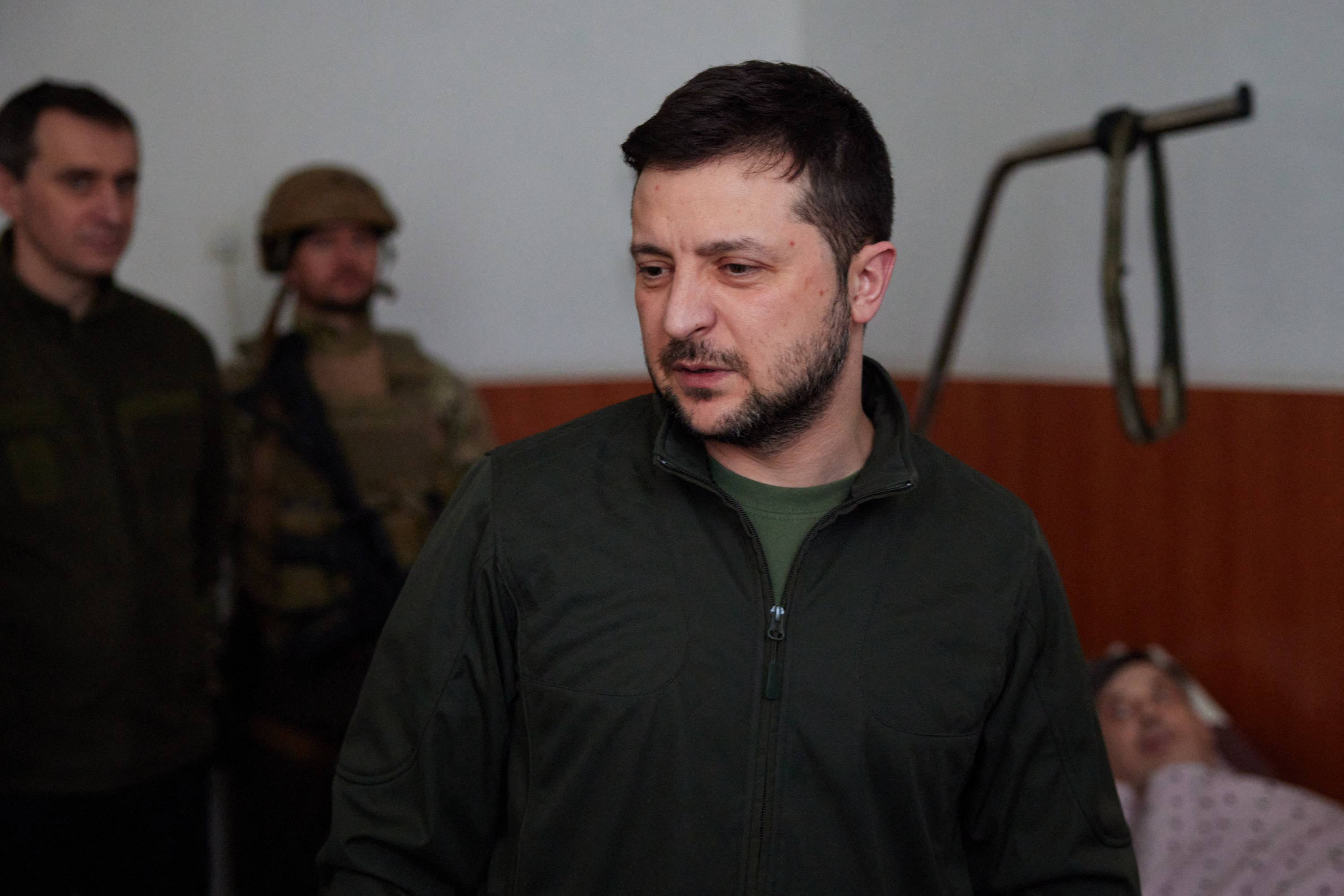 Ukrainian President Volodymyr Zelenskyy visits Kyiv residents, who are undergoing treatment after being injured during Russia's invasion of Ukraine, at a hospital in Kyiv on Thursday. |  various sources / via AFP-JIJI