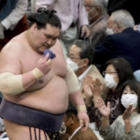 Terunofuji suffered his second loss of the Spring Basho in Osaka on Thursday. The yokozuna withdrew from the basho on Friday. | KYODO