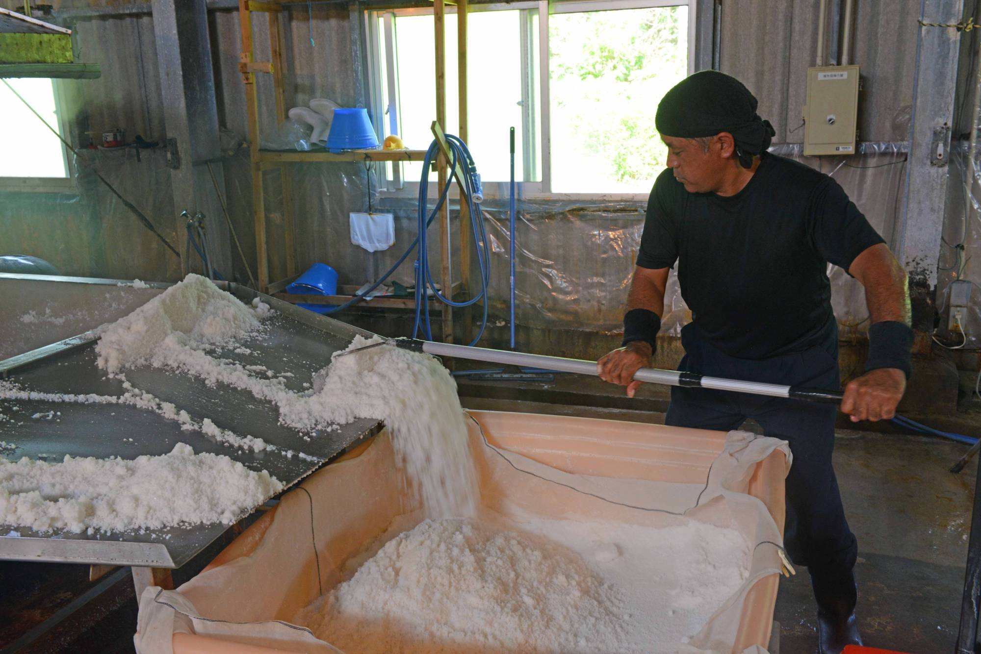 Muối tại nhà máy ở Takaesu Seienjo được sản xuất bằng phương pháp “đồng muối chảy”.