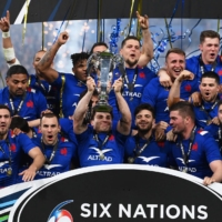 France\'s players celebrate with the Six Nations trophy following their win over England outside Paris on Saturday. | AFP-JIJI