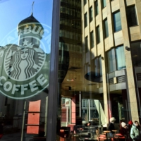 A view of a closed Starbucks coffee shop in Moscow on March 10. McDonald\'s, Coca-Cola and Starbucks on March 8, bowed to public pressure and suspended their operations in Russia, joining the international corporate chorus of outrage over Moscow\'s invasion of Ukraine.  | AFP-JIJI