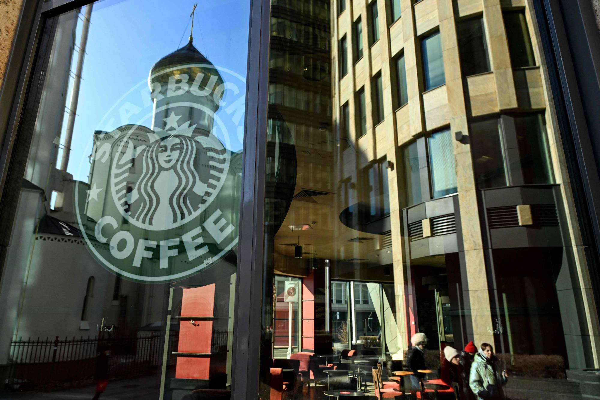 A view of a closed Starbucks coffee shop in Moscow on March 10. McDonald's, Coca-Cola and Starbucks on March 8, bowed to public pressure and suspended their operations in Russia, joining the international corporate chorus of outrage over Moscow's invasion of Ukraine. | AFP-Jiji