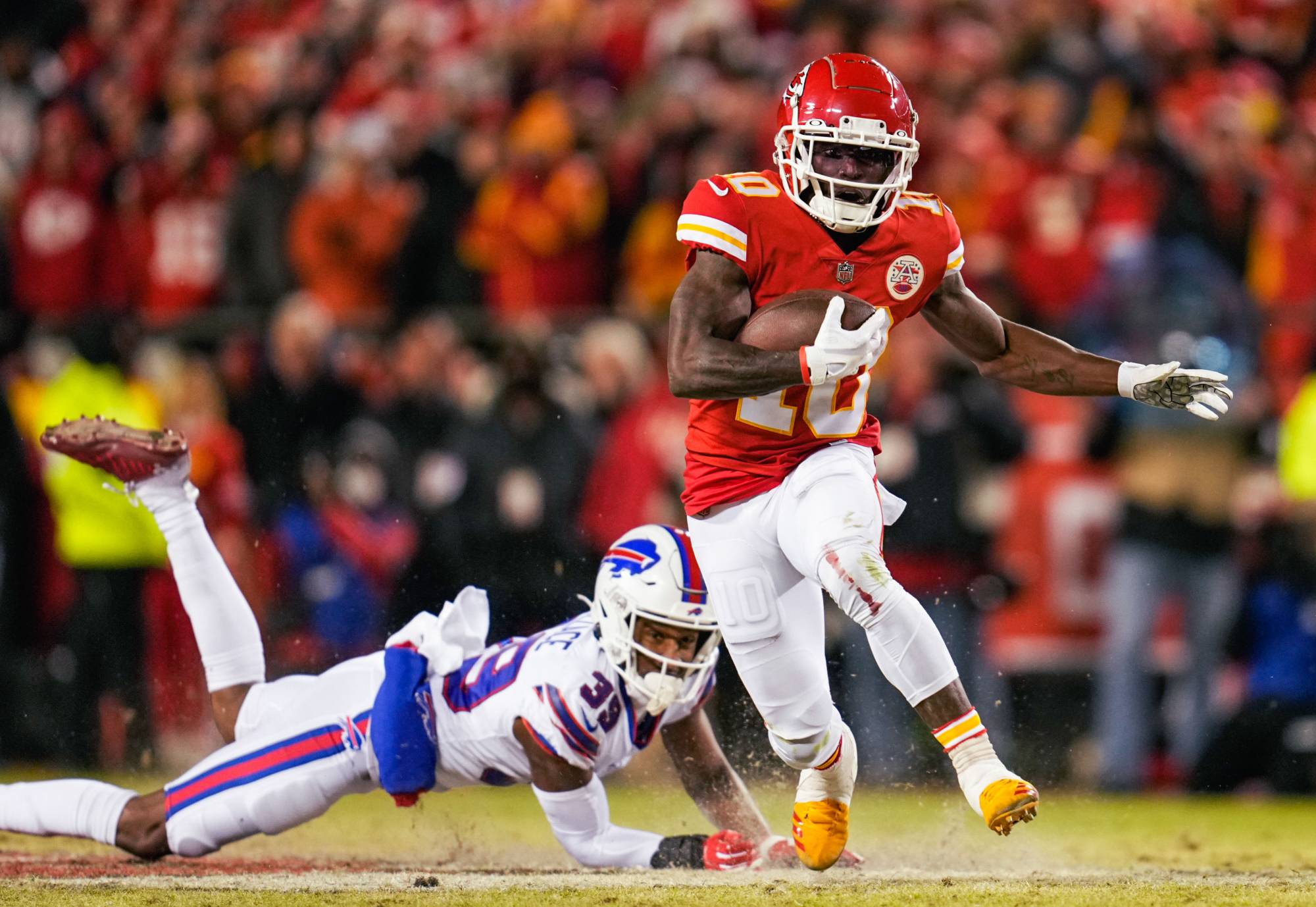 Dolphins acquire Tyreek Hill in trade with Chiefs